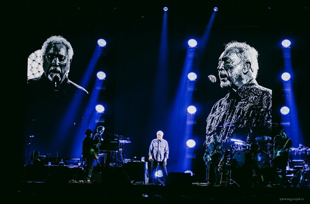 Visszafogott, de tűpontos koncertet adott Tom Jones