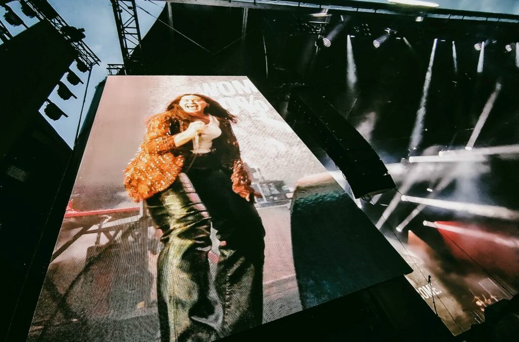 Magyar családjával lépett színpadra Alanis Morissette