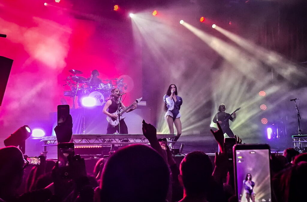 Robotikus pophercegnőből a metalcore királynője – Poppy koncerten jártunk