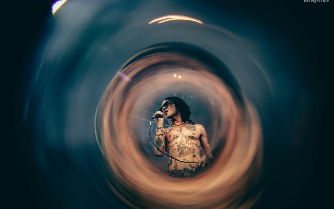 Fashion-art-rock bemutató, színpadmászás, csónakázás a kánikulában – Palaye Royale koncerten jártunk